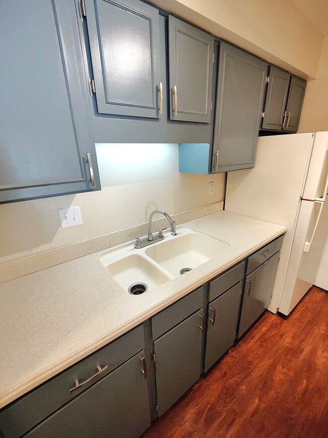 Building Photo - *Updated 1BD/1BA Condo Available in Scott ...