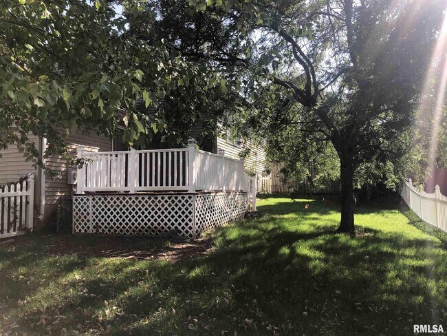 Building Photo - 6142 N Elmwood Ave