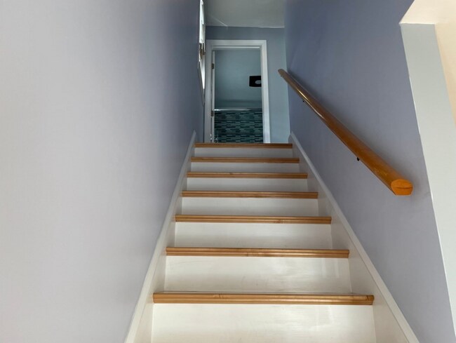 Building Photo - Spacious Townhouse - with parking!