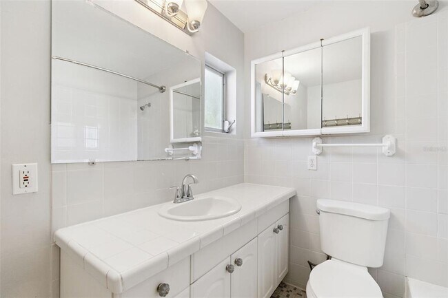 Building Photo - 320 Lakeview St