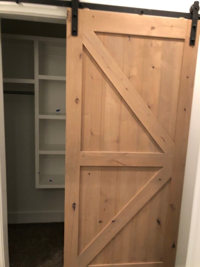 Building Photo - 924 Caruthers Ave