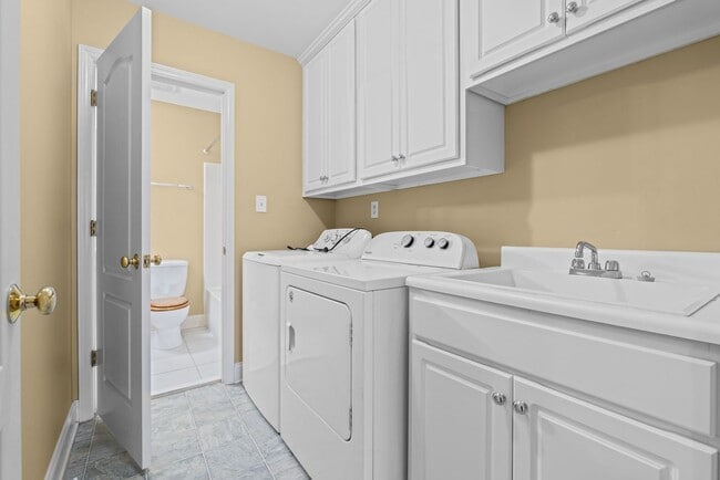 Building Photo - 2 bedroom 2 bathroom duplex in Lillington, NC