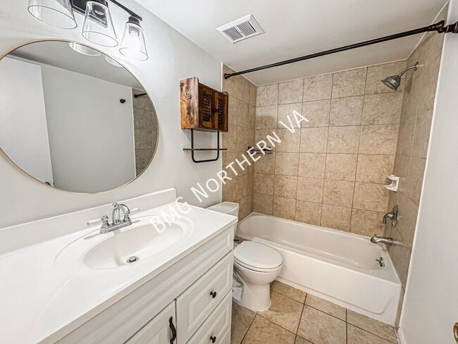 Building Photo - 1523 Colonial Dr