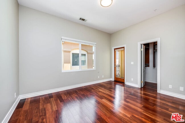 Building Photo - 4125 W Hood Ave