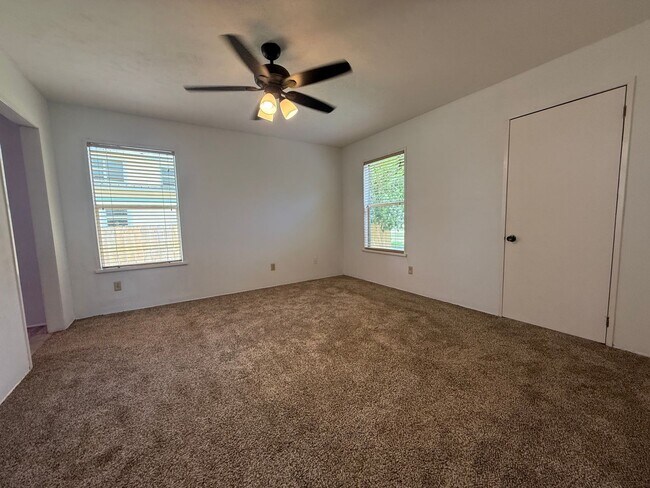 Building Photo - 2920 Sunset Dr