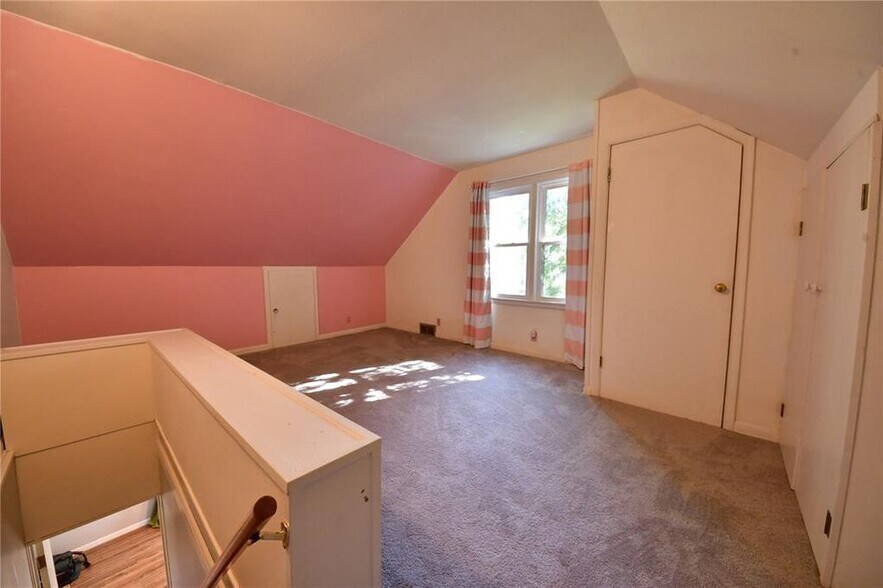 Upstairs Bedroom - 2539 Vernon Ct SE