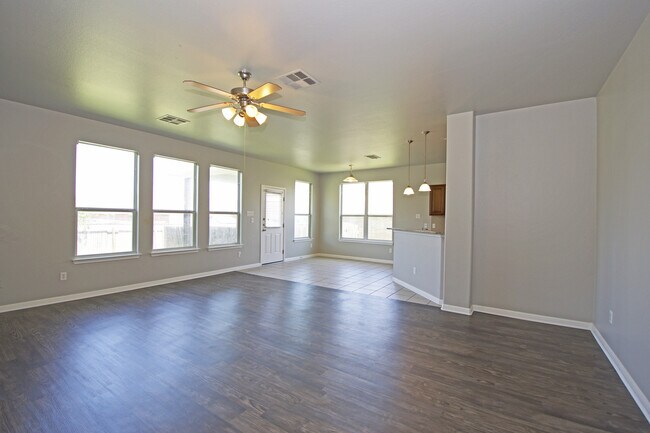 Building Photo - Large Home in Northeast Austin!