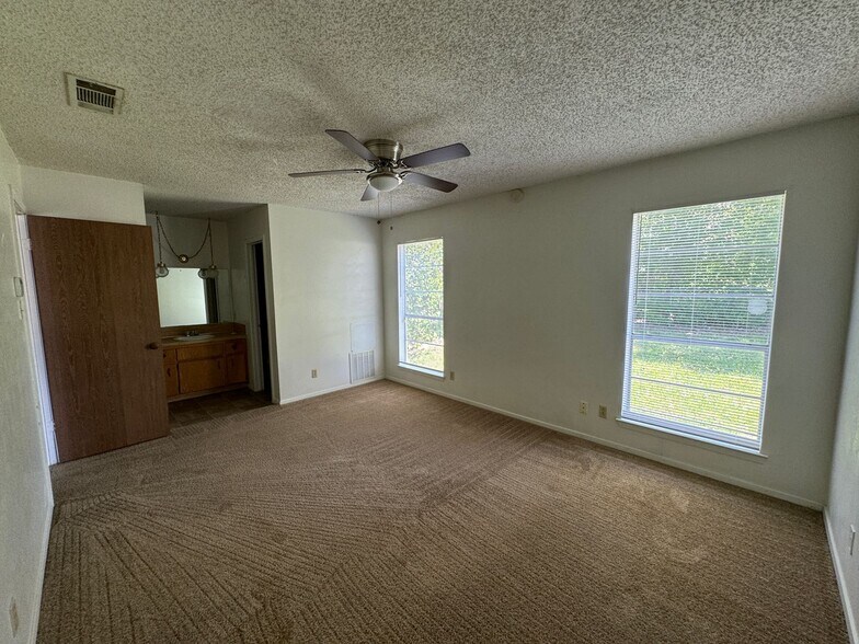 Building Photo - 2112 Hinkle Ave