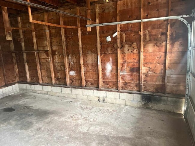 Building Photo - Charming 2 bedroom with beautiful features!