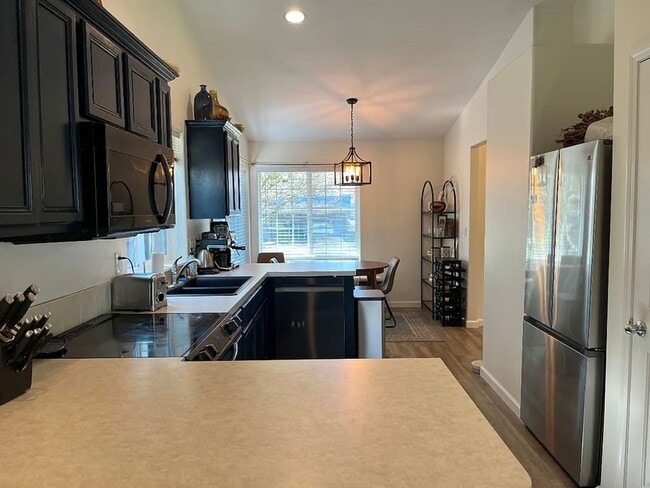 Building Photo - Furnished 3 Bedroom. 2.5 Bath Home in Dundee- Utilities Included