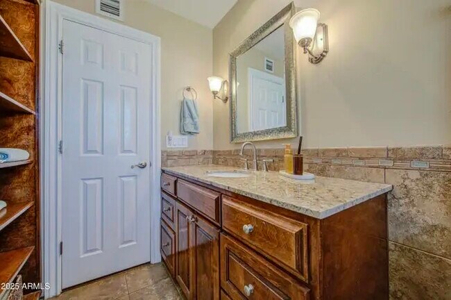 Building Photo - 2704 S Terrace Rd