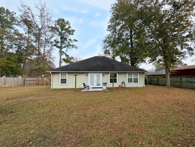 Building Photo - 4/2 with a LARGE fenced in yard!