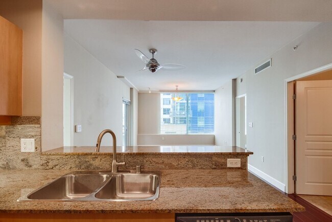 Building Photo - Modern 2 bed / 2 bath Condo in Little Ital...