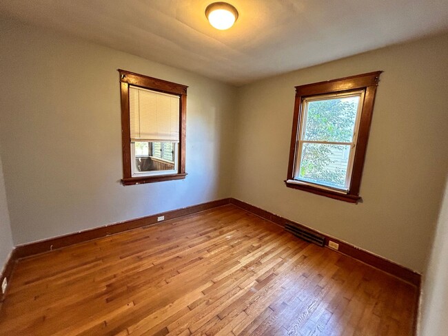 Building Photo - Cozy 2 Bedroom Home in Manchester Availabl...