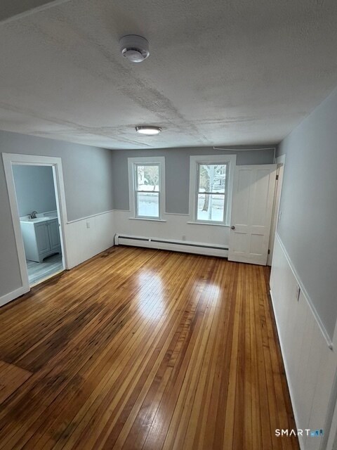 Building Photo - 122 River Rd