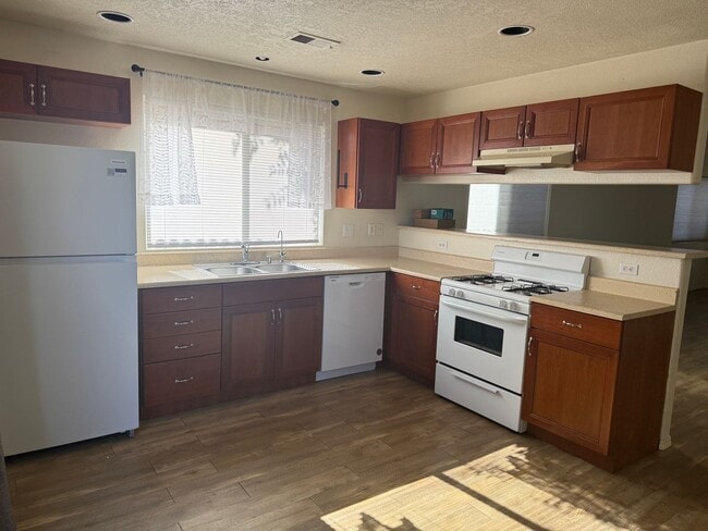 Building Photo - Nice 3 Br, 2 Ba, 2 CG, near Alameda and Louisiana