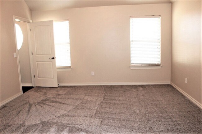 Building Photo - Gorgeous 4 Bed 2 Bath in Gated Community