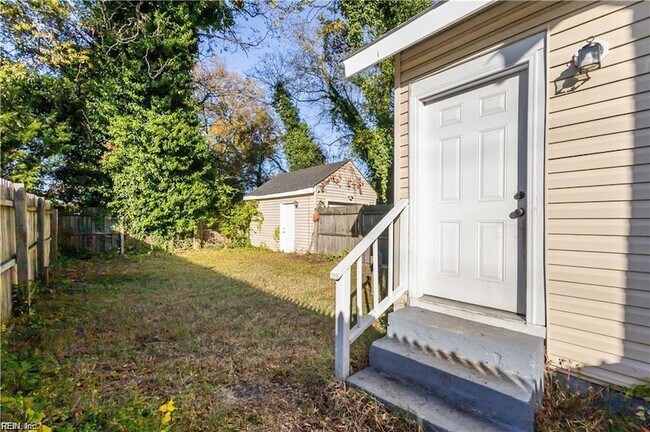 Building Photo - 868 W 36th St