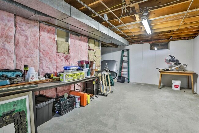 Building Photo - 17 Robinson St