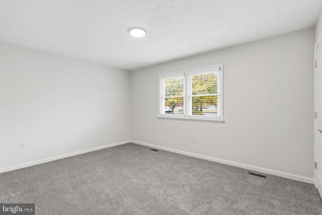 Building Photo - 405 Willow Lawn Dr