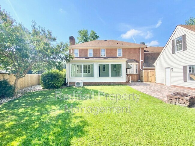 Building Photo - 3928 Oak Dr E