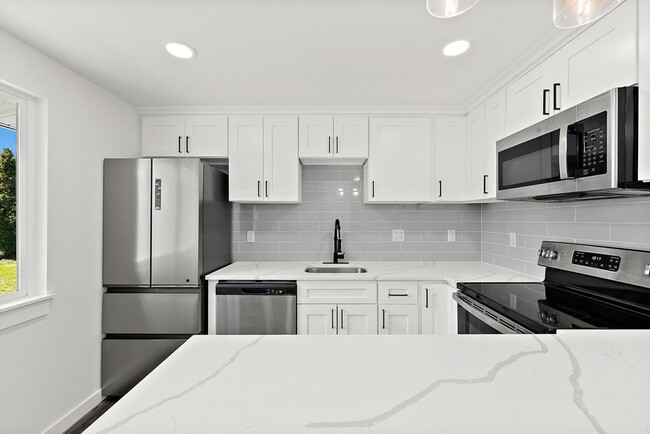 Building Photo - Renovated 3-Bed Rambler in Lakewood | Priv...