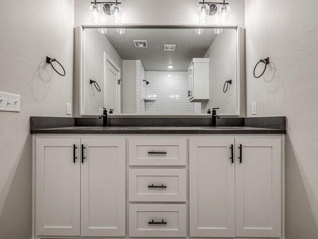 Building Photo - Newer Beautiful home in East Edmond + 4 Be...
