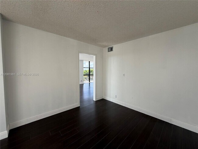 Building Photo - 1000 Parkview Dr