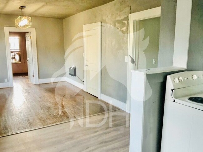 Building Photo - 211 S 7th St