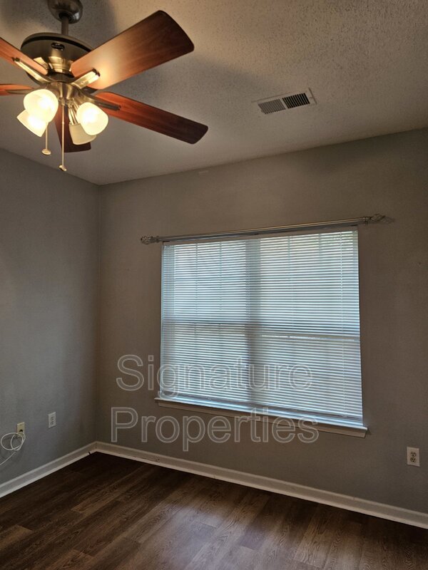 Building Photo - 801 Brassie Ln