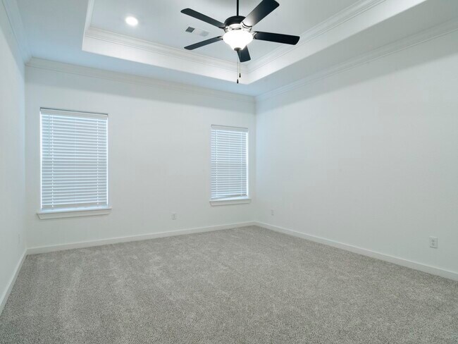 Building Photo - 441 Willow Dr