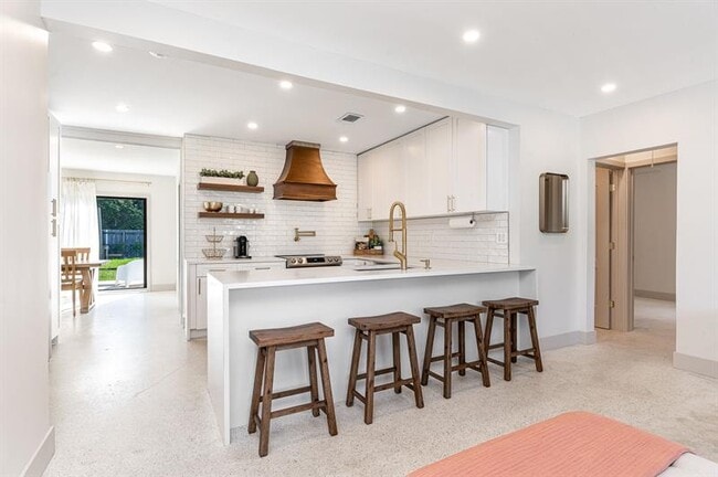 Building Photo - 1604 NE 16th Ave