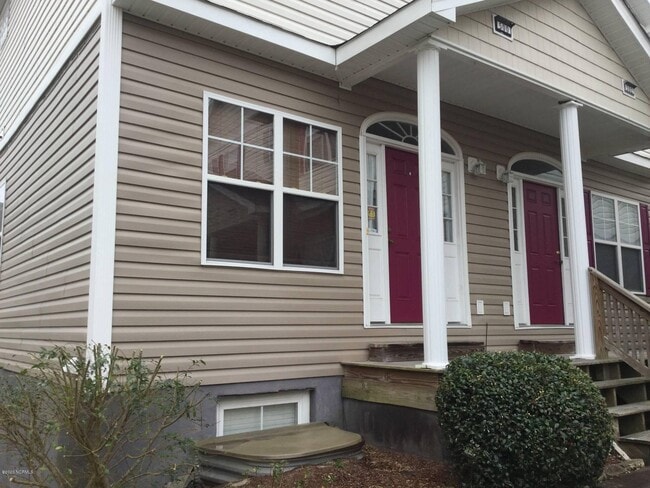 Primary Photo - 500 Sea Knight Ln