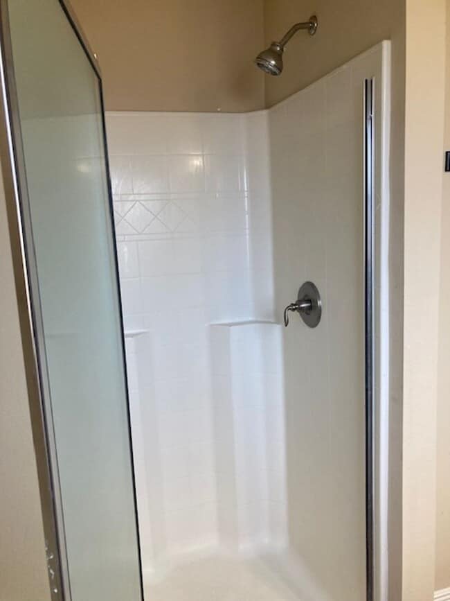 Building Photo - Spacious 4 Bedroom