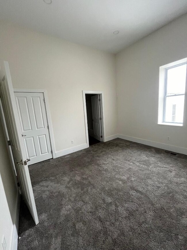 Building Photo - 206 N Main St