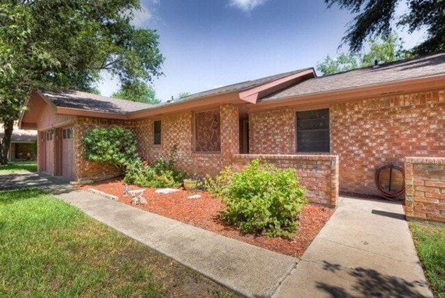 Building Photo - Cute & Convenient Home in Mission!