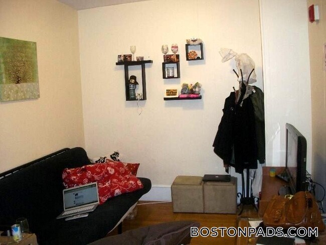 Building Photo - 879 Beacon St