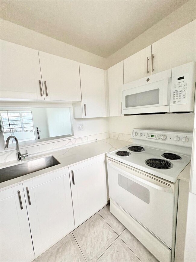 Building Photo - 5011 W Oakland Park Blvd