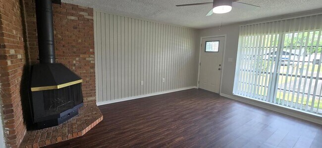 Building Photo - 4050 SE 22nd Ave