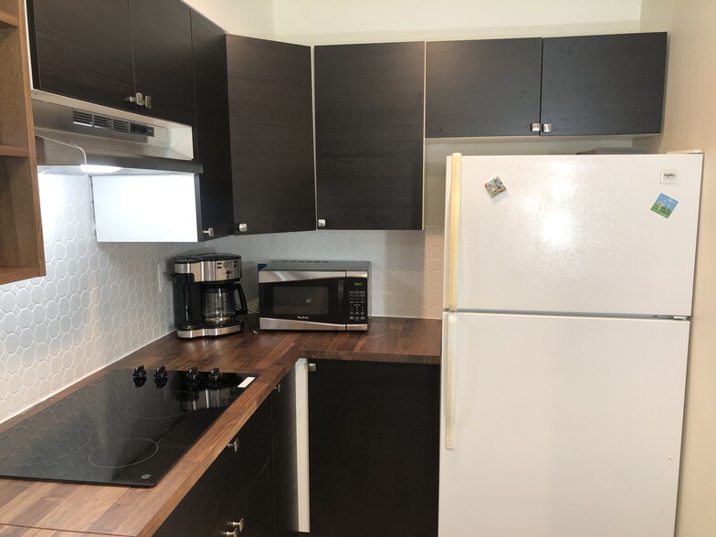 Kitchen - 4306 Elmwood Dr
