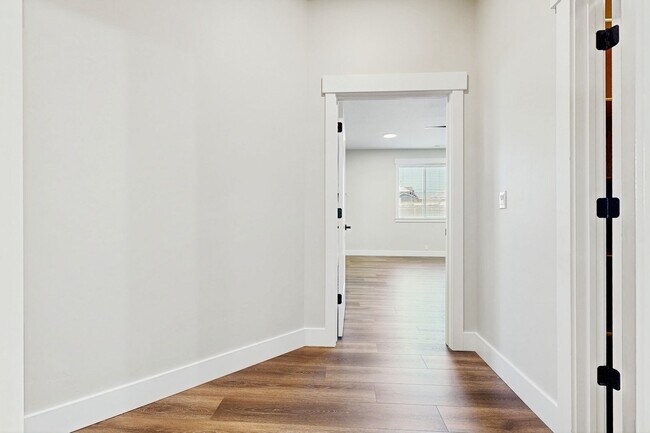 Building Photo - Large Spacious 4 Bedroom Home in Desirable Highland with Private Backyard and Finished Basement