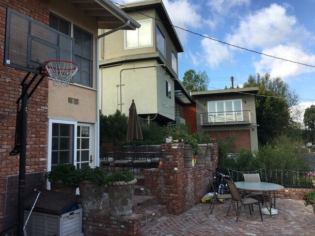 Building Photo - 14844 Valley Vista Blvd