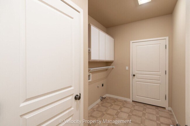 Building Photo - Single Level Home Near Rivers Edge Golf Course!