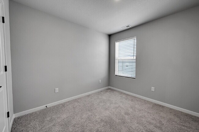 Building Photo - $2,495.00, 3 bed,2.5 bath located in Color...