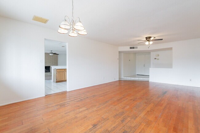 Building Photo - 2543 E Huntington Dr