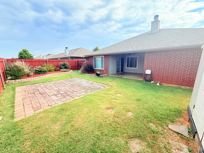 Building Photo - 700 Eastview Dr