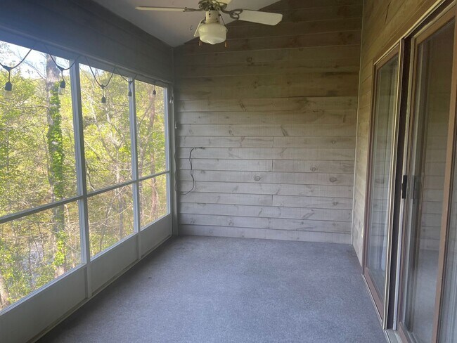 Building Photo - Spacious 2 Bed, 2 Bath Townhouse in Prime Hickory Location – 1,322 Sq. Ft.