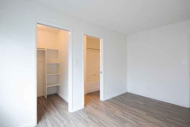 Building Photo - Gorgeous 2BR in Hillcrest with 2 Parking S...