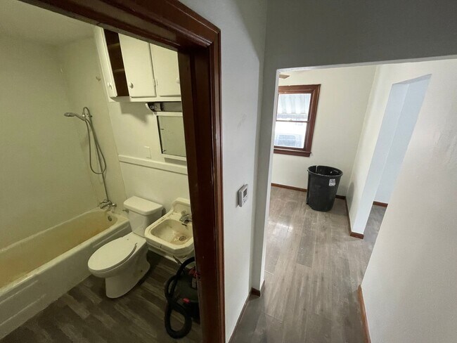 Building Photo - 2-Bedroom House - Section 8