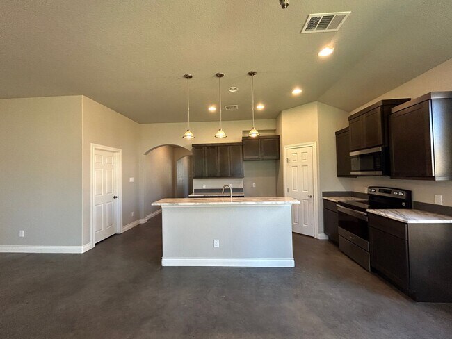 Building Photo - LOCATION! Walk to Torrey Park / Close to NB Downtown & Gruene / No Carpet / NBISD
